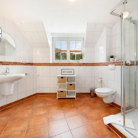 Дом отдыха In With Swimming Pool Цингст